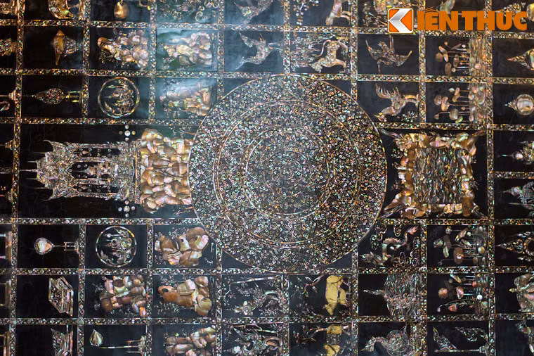 Mặt phẳng của hai lòng bàn chân có những bức tranh khảm ngọc thể hiện 108 tướng tốt của Phật Thích Ca Mâu Ni.