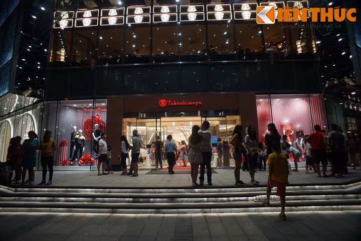 Tập đoàn bán lẻ hàng đầu Nhật Bản Takashimaya là nhà đầu tư của trung tâm thương mại bề thế này.