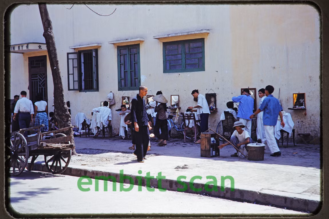 Một góc phố Hải Phòng với các quầy cắt tóc vỉa hè.