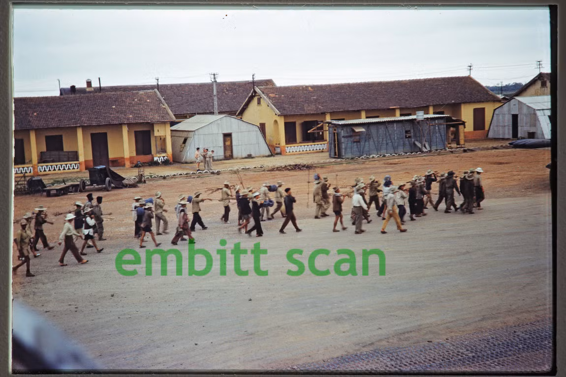 Công nhân người Việt tại căn cứ không quân ở Hải Phòng.