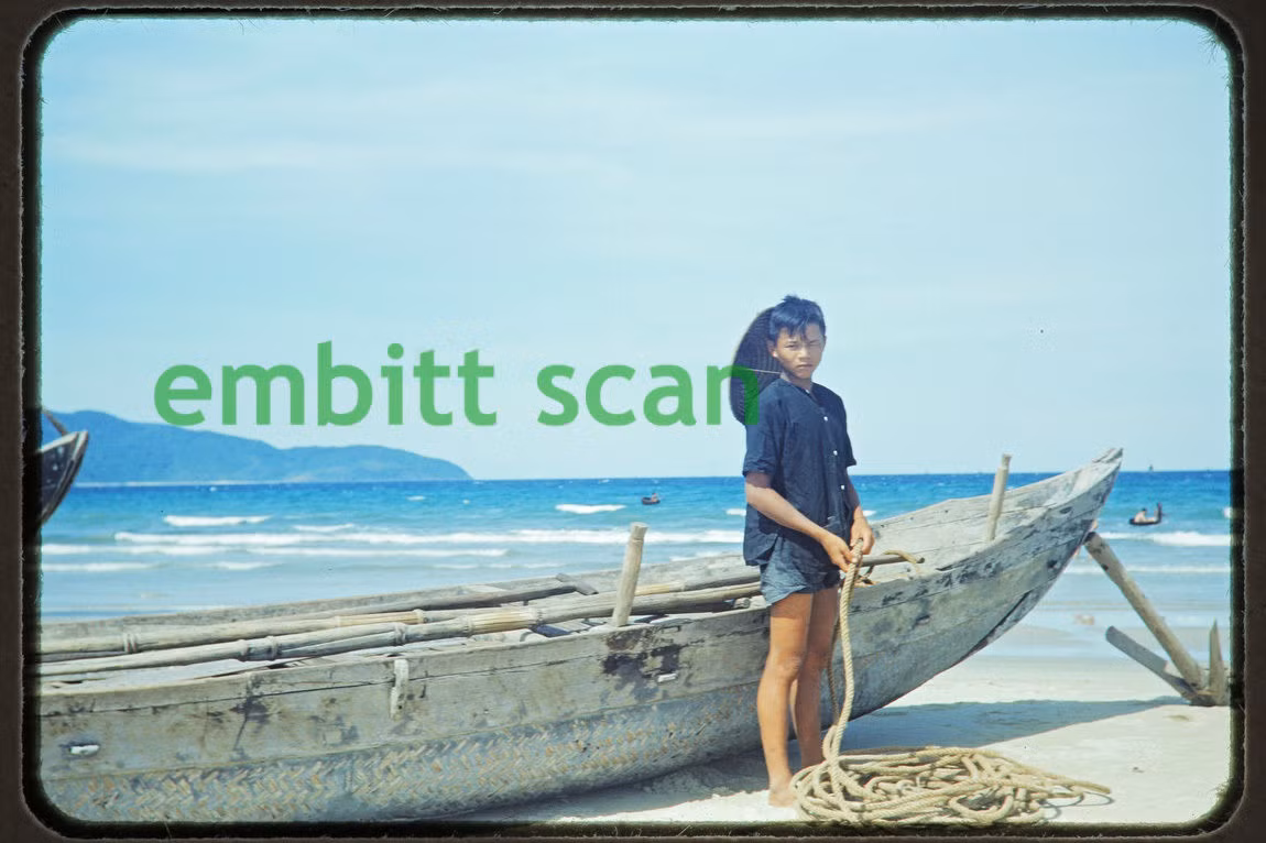 Cậu bé dân chài ở Đà Nẵng.