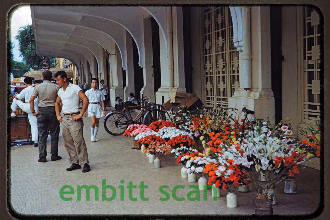 Đoạn vỉa hè bên ngoai thương xá TAX ở Sài Gòn.