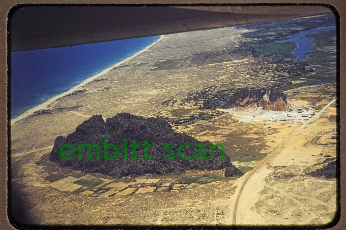 Vùng núi Ngũ Hành Sơn của Đà Nẵng nhìn từ máy bay.