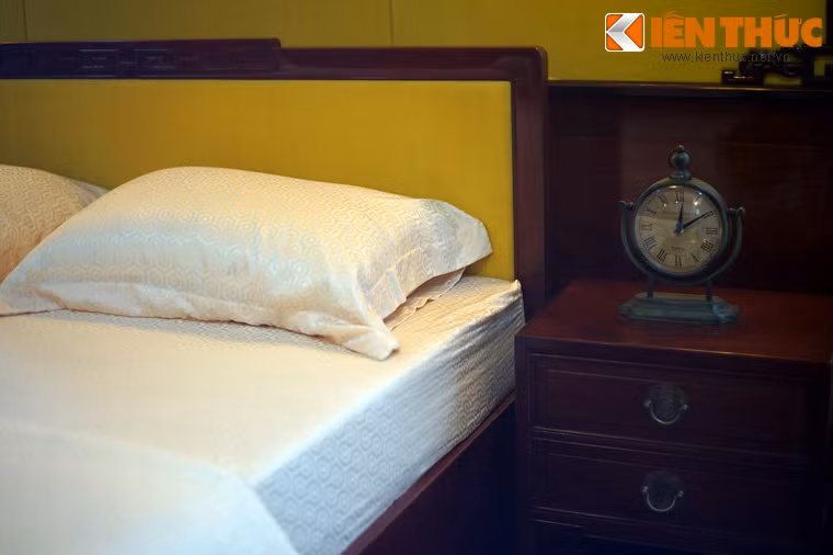 Chiếc đồng hồ cổ ở đầu giường.