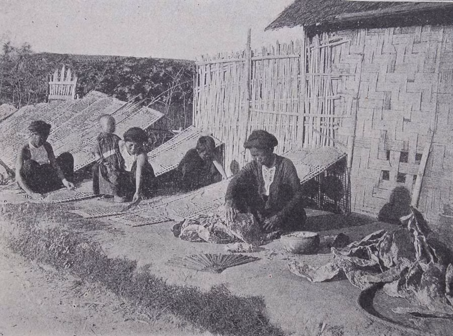 Những người phụ nữ làm bánh tráng.