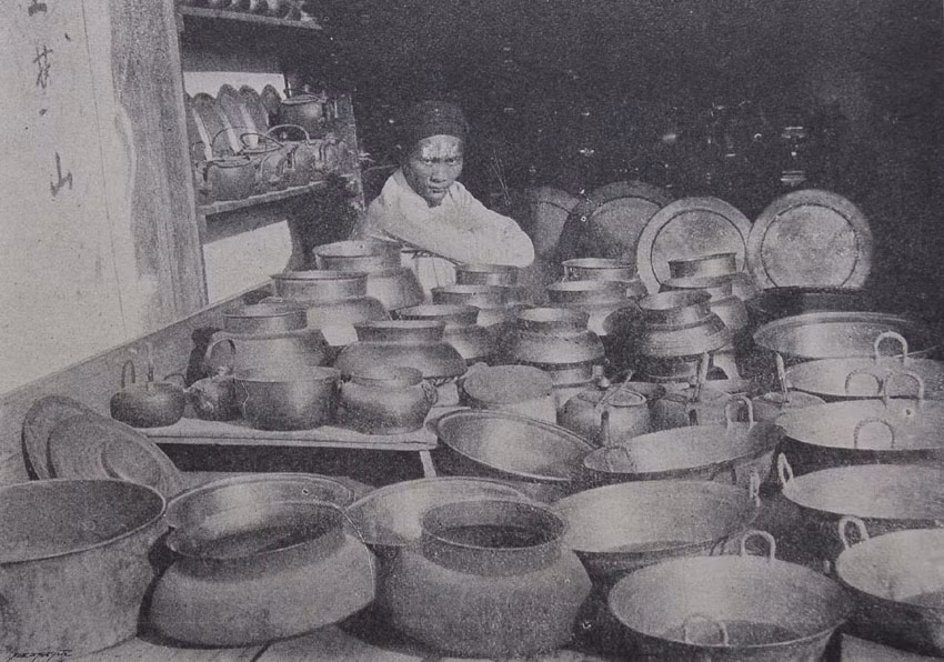 Quầy bán nồi gang.