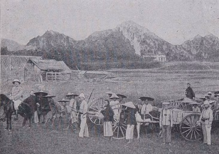 Đoàn xe chở hàng được quân đội hộ tống ở Cao Bằng.