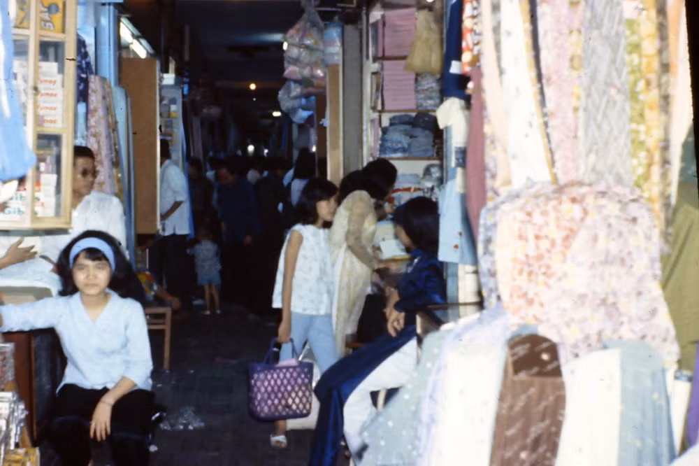 Bên trong chợ Bến Thành.