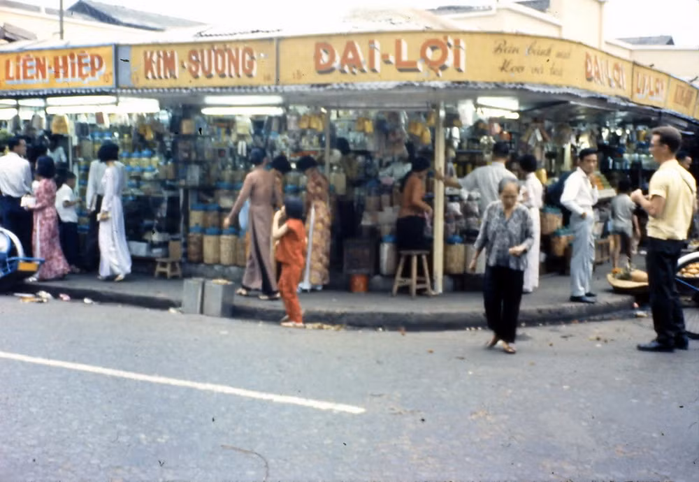 Các quầy hàng bên ngoài chợ Bến Thành.