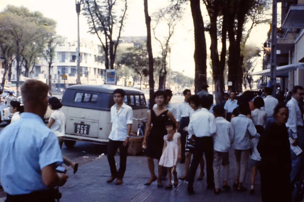 Khung cảnh nhộn nhịp trên vỉa hè đại lộ Lê Lợi.