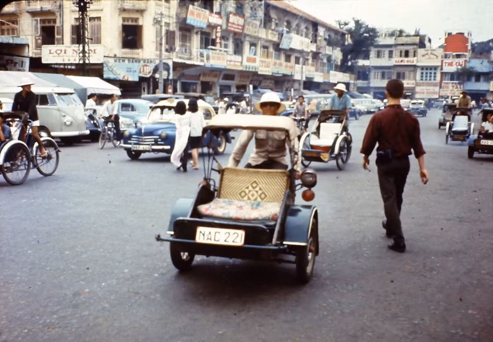 Một chiếc xích lô máy trên đường Phan Chu Trinh.