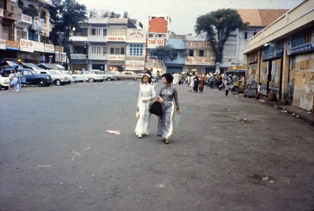 Đường Phan Chu Trinh, bên hông chợ Bến Thành.