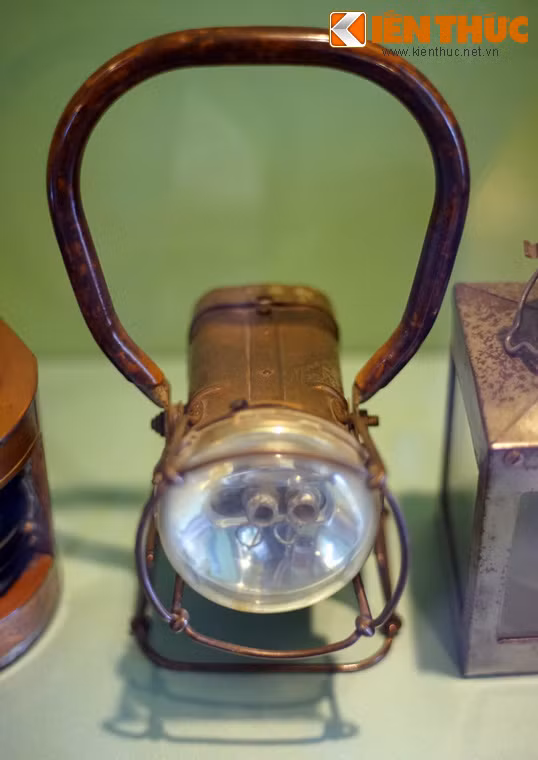 So với đèn lồng, đèn pin là sự nâng cấp đáng kể vì sự thuận tiện và khả năng chiếu sáng hiệu quả hơn.