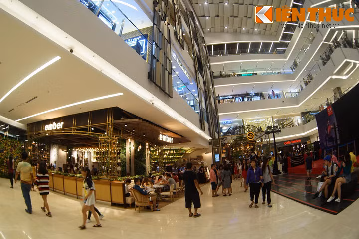 Theo ghi nhận, trung tâm thương mại Saigon Center được thiết kế một cách ấn tượng từ bên ngoài cho đến bên trong.