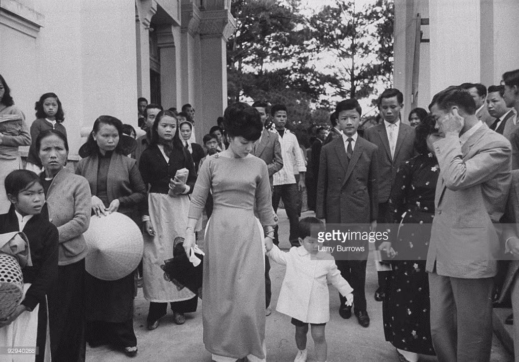 Bà Trần Lệ Xuân và con gái út Ngô Đình Lệ Quyên sau một buổi lễ ở nhà thờ, tháng 6/1962.