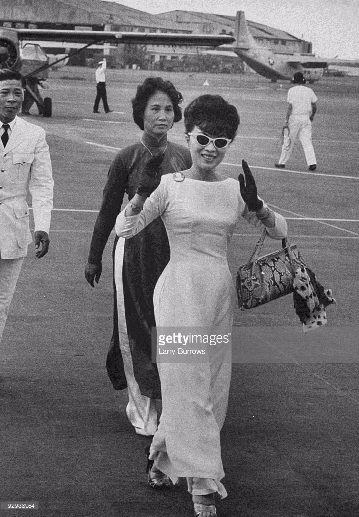 Bà Trần Lệ Xuân ở sân bay Tân Sơn Nhất, tháng 6/1962.