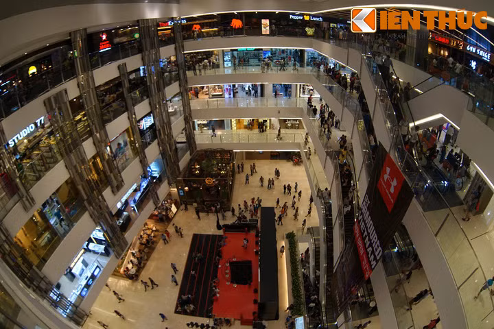 Hình thành từ 1831, Takashimaya là một trong những tập đoàn có lịch sử lâu đời nhất Nhật Bản.