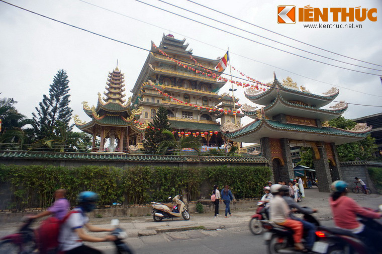 Chùa có nguồn gốc từ một ngôi nhà xưa do thí chủ Nguyễn Thị Hương hiến cúng. Năm 1954, Hòa thượng Thích Trí Tịnh (1917 - 2014) đã xây dựng lại thành chùa và đặt hiệu là “Vạn Đức tự”. Từ năm 2003 đến năm 2005, chùa được đại trùng tu, trở nên khang trang như ngày nay.