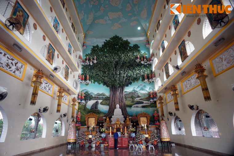 Tầng trệt là giảng đường, tầng trên là nội điện thờ Phật. Khu điện thờ với nhiều ô cửa sổ, ở giữa tôn trí tượng Phật Thích Ca và Tam thế Phật. Nổi bật trên nền kiến trúc nội điện là bức phù điêu cội bồ đề và phong cảnh sông Ni Liên Thiền.