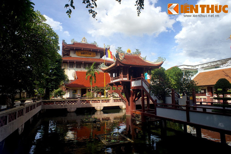 Được hòa thượng Thích Trí Dũng cho dựng vào năm 1958, tâm điểm của Nam Thiên Nhất Trụ là ngôi chùa một cột nằm giữa lòng hồ Long Nhãn (Mắt Rồng) phía sau cổng tam quan với diện tích mặt nước khoảng hơn 600m2, phỏng theo kiến trúc chùa Một Cột ở Hà Nội.