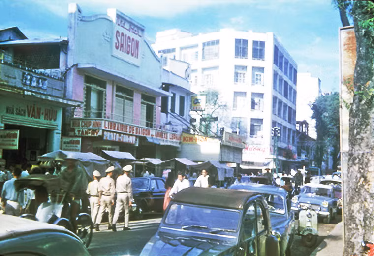 Nhà sách Sài Gòn trên đại lộ Lê Lợi.