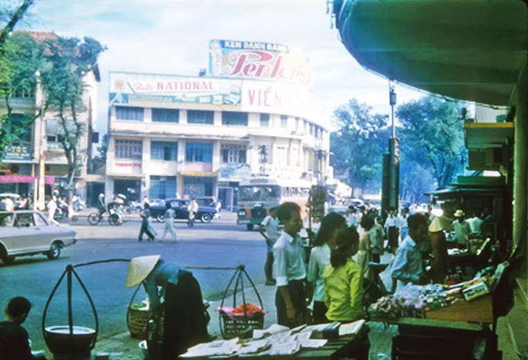 Phía trước rạp Casino trên đường Pasteur.