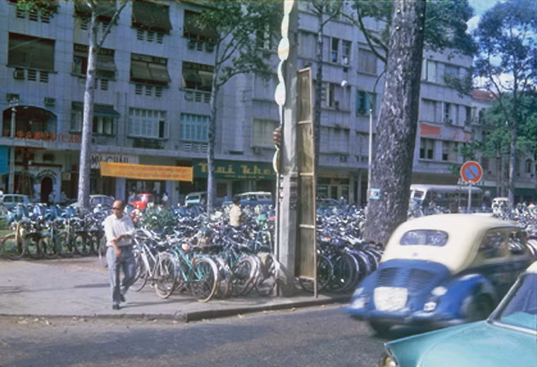 Bãi gửi xe đạp ở công trường Lam Sơn, trước nhà hát Thành phố.