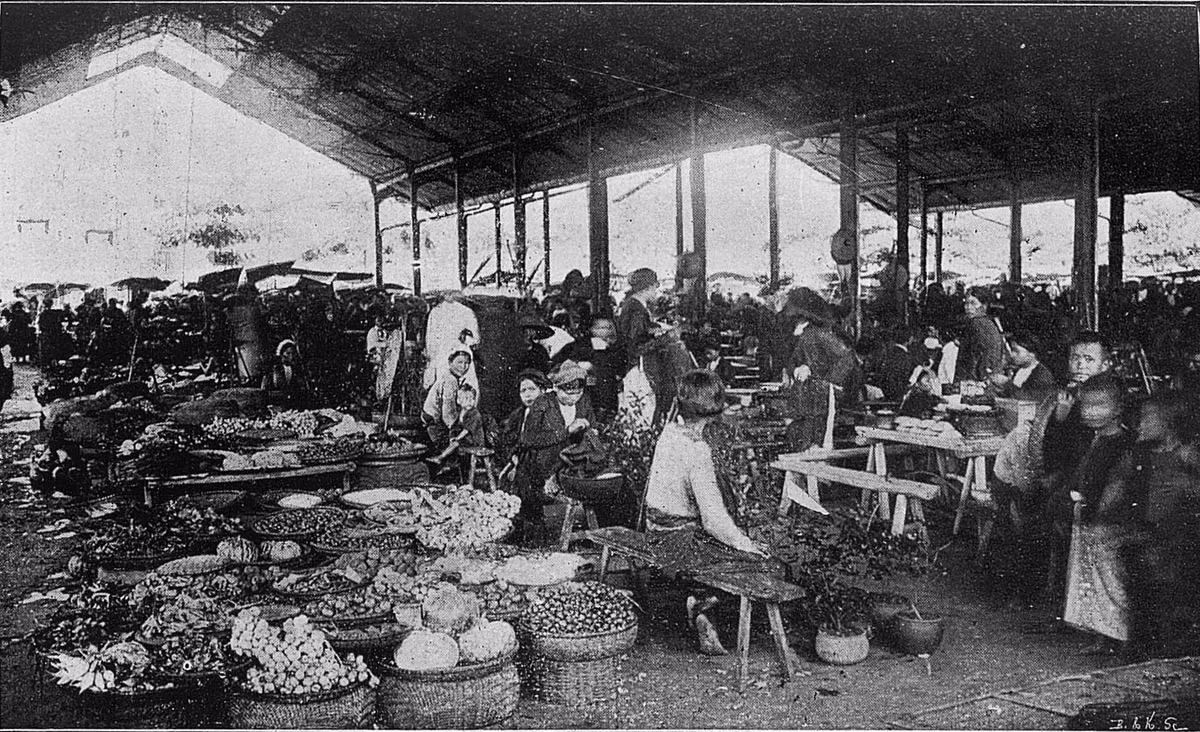 Bên trong một khu chợ ở Hà Nội thời thuộc địa.