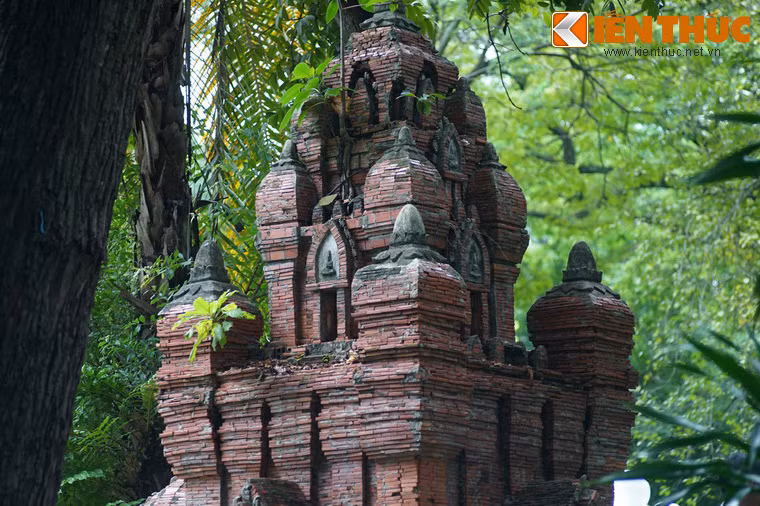 Dù vậy, công trình vẫn toát lên dáng vẻ trầm mặc và huyền bí vốn có của một tòa tháp Chăm.