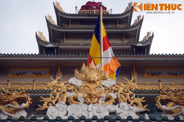 Nóc tam quan gắn hình "lưỡng long chầu Pháp luân".