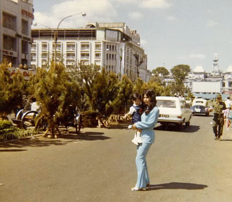 Đại lộ Nguyễn Huệ với tòa Đô chính ở phía xa.