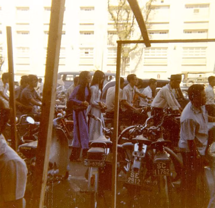 Vỉa hè đại lộ Lê Lợi.