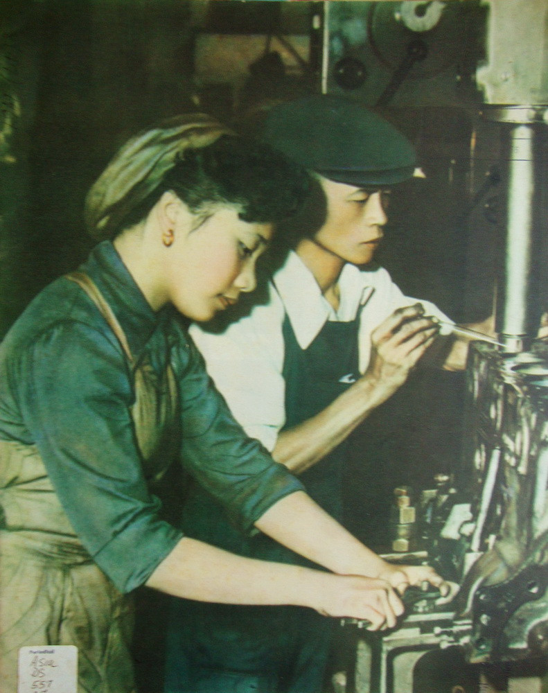 Những công nhân trẻ trong một nhà máy.