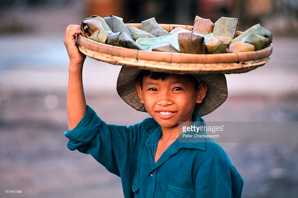 Câu bé bán bánh ở Tam Nông, Đồng Tháp.