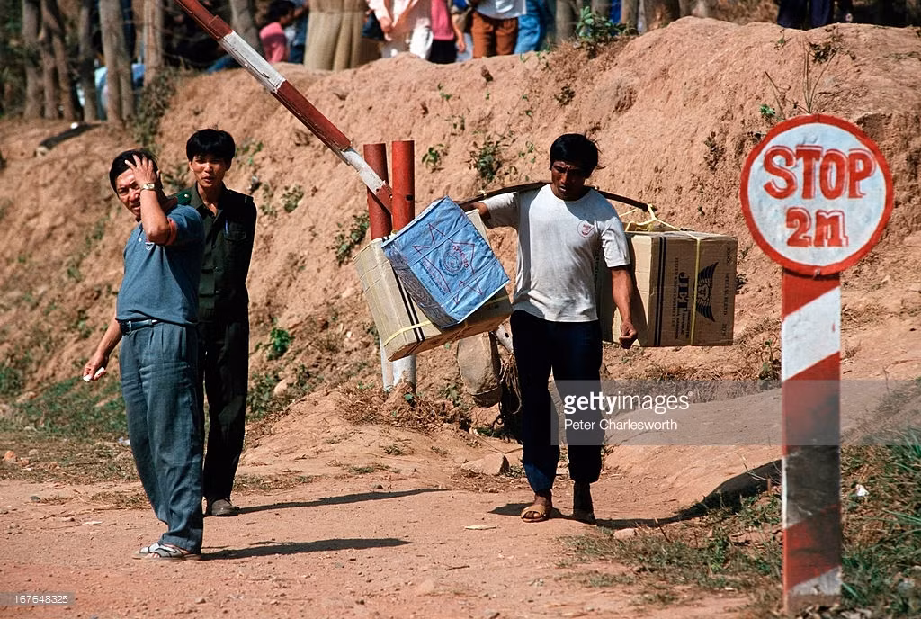 Vận chuyển hàng hóa từ Việt Nam qua Lào tại Cửa khẩu Lao Bảo, 1991.