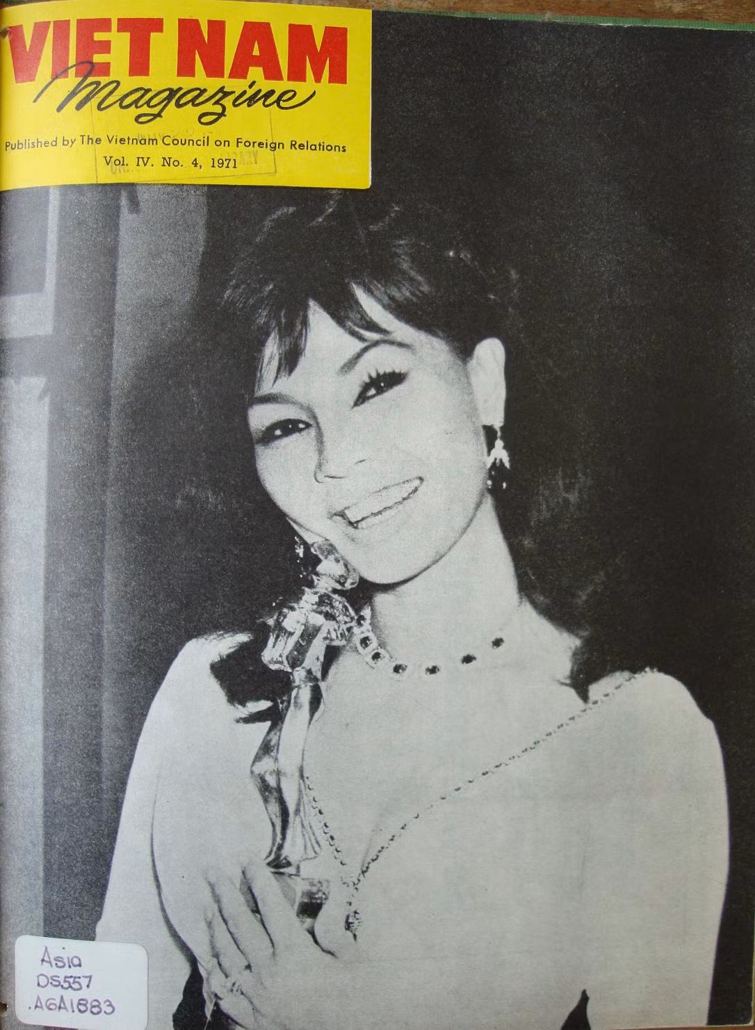 Nữ diễn viên nổi tiếng Kim Vui, người đoạt Giải thưởng năm 1971 dành cho nữ diễn viên điện ảnh xuất sắc nhất với vai cô đóng trong phim Chân Trời Tím.