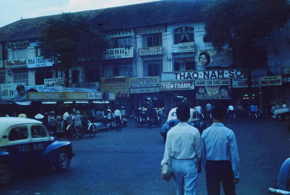 Ngã ba Phan Bội Châu - Lê Thánh Tôn.