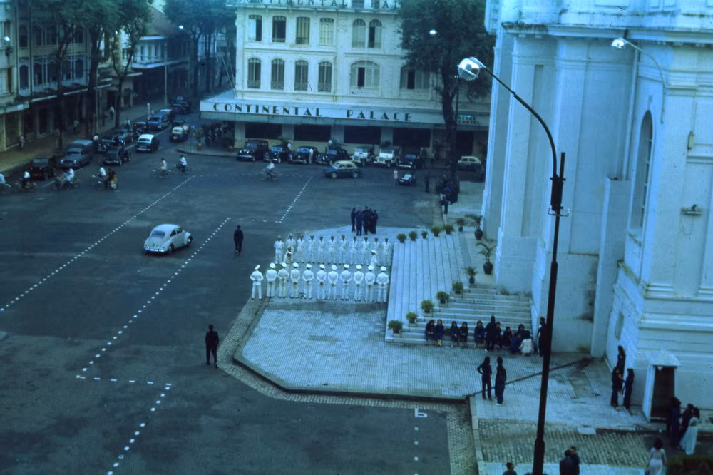 Phía trước nhà Quốc hội (Nhà hát Thành phố).