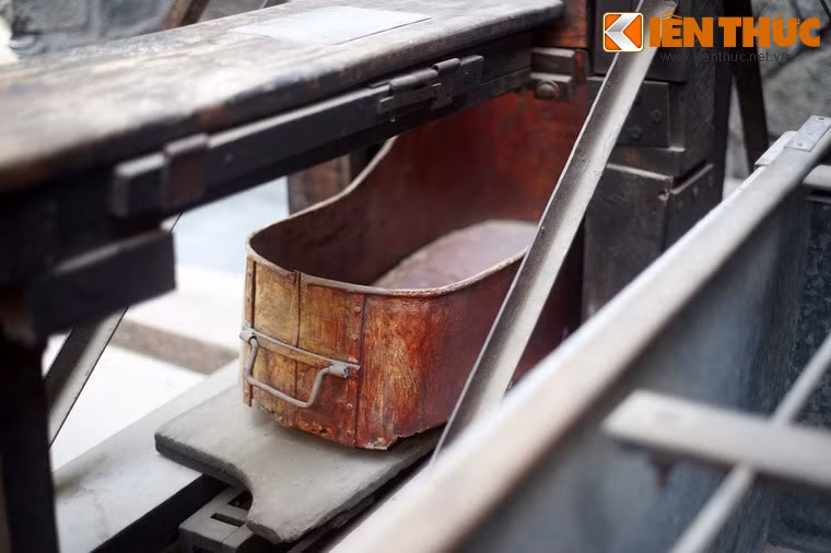 Sau năm 1954, chính quyền Ngô Đình Diệm đã đưa máy chém đi khắp các tỉnh ở miền Nam để hành quyết những người yêu nước.