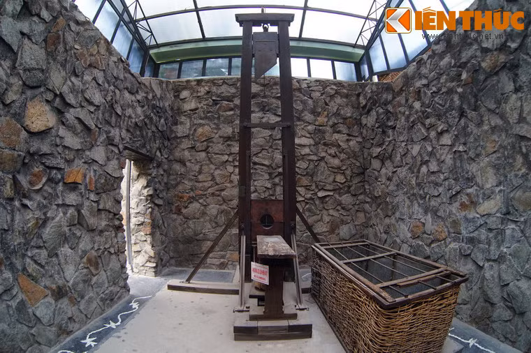 Chiếc máy chém này cao 4,5m, được sản xuất ở Pháp theo kiểu mẫu máy chém Guillotin thịnh hành từ thời Cách mạng Pháp cuối thế kỷ 19.