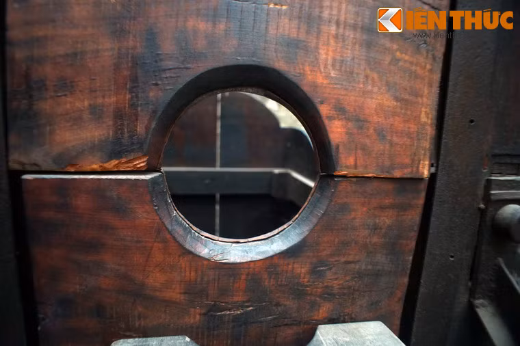 Người cuối cùng bị hành quyết bằng máy chém là nhà cách mạng Hoàng Lê Kha, Tỉnh ủy viên Đảng bộ Tây Ninh. Ông bị hành quyết ngày 12/3/1960 theo đạo luật 10/59 của chính quyền Ngô Đình Diệm.