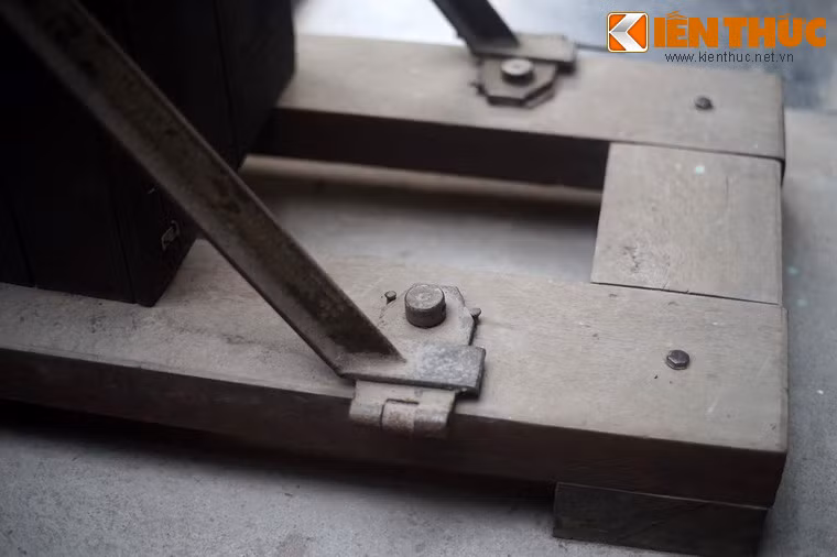 Theo các số liệu được chính quyền Sài Gòn lưu trữ, từ năm 1957 - 1959, đã có hơn 2.000 người ở miền Nam bị hành quyết vì lý do chính trị, phần lớn là bằng máy chém.