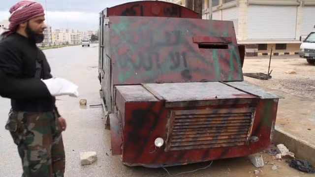 Thực tế phiến quân IS qua các ngả buôn lậu vũ khí đã tiếp cận được với rất nhiều các loại xe tải, xe công nghiệp hạng nặng để phục vụ cho kiểu thiết kế này. Nguồn ảnh: Pinterest.