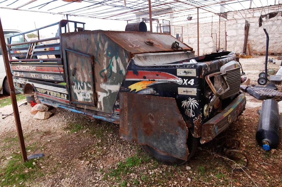 Quá trình độ lại loại phương tiện này tốn rất ít thời gian, các vật liệu để độ chế cũng rất dễ tìm, chủ yếu những tấm giáp dày được sử dụng để bảo vệ cho động cơ và cho kẻ lái xe đánh bom liều chết. Nguồn ảnh: Pinterest.