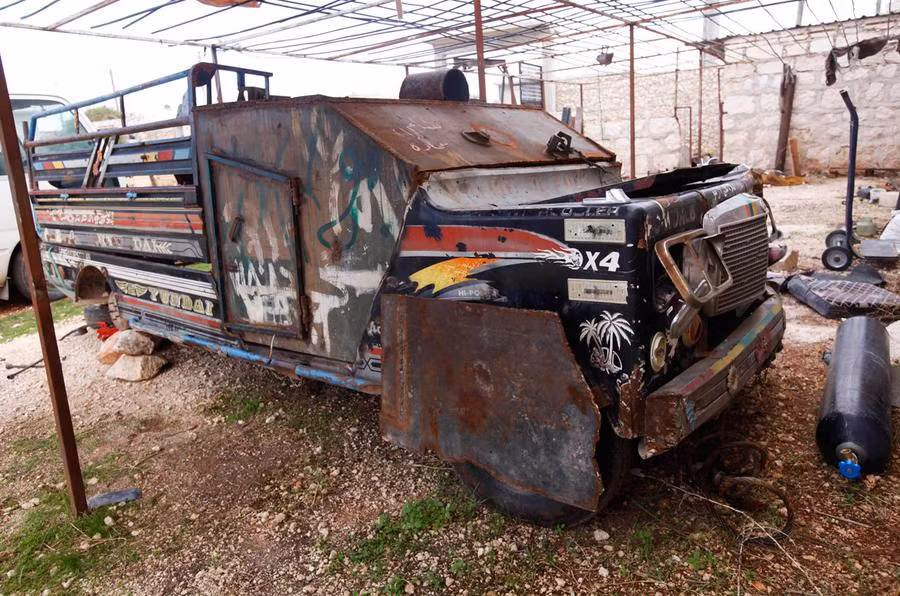 Quá trình độ lại loại phương tiện này tốn rất ít thời gian, các vật liệu để độ chế cũng rất dễ tìm, chủ yếu những tấm giáp dày được sử dụng để bảo vệ cho động cơ và cho kẻ lái xe đánh bom liều chết. Nguồn ảnh: Pinterest.