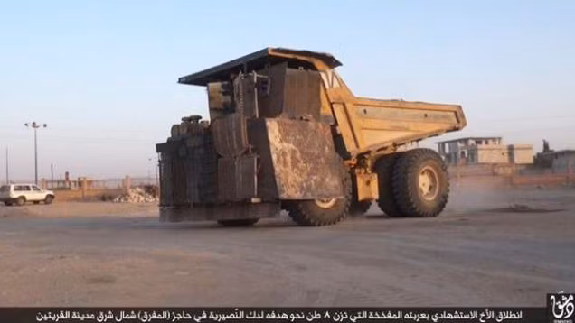 Với những loại xe có công suất lớn, những tấm giáp được đắp xung quanh xe có thể có chiều dày lên tới hàng chục centimets, giúp lái xe và bản thân chiếc xe miễn nhiễm với toàn bộ các loại hoả lực bộ binh của đối phương. Nguồn ảnh: Pinterest.