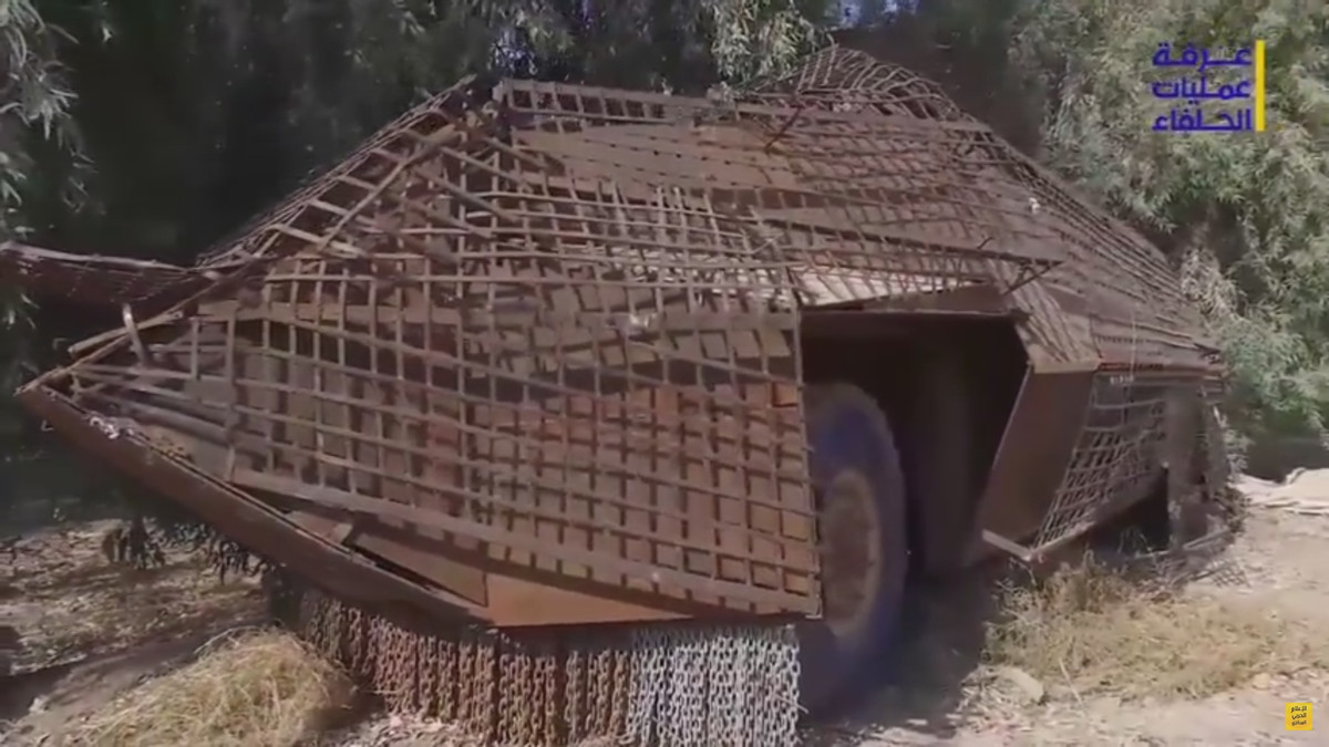 Thiết kế của những loại xe này rất đơn giản, chỉ là một chiếc xe tải thông thường được đắp thêm thép xung quanh thân, một vài thiết kế công phu hơn thậm chí còn bao gồm cả... giáp lồng để chống lại hoả lực từ súng phóng lựu RPG. Nguồn ảnh: Pinterest.