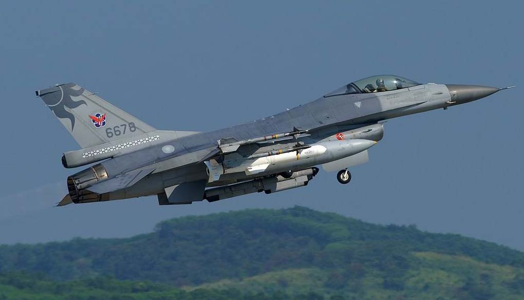 Bản thân Tổng thống Mỹ Donald Trump cũng khẳng định, 8 tỷ USD là số tiền quá lớn và hy vọng rằng Đài Loan sẽ sử dụng những chiếc F-16 này một cách "có trách nhiệm" khi đã chi ra khoản tiền tương đương hơn 120 triệu USD cho mỗi chiếc. Nguồn ảnh: SCMP.