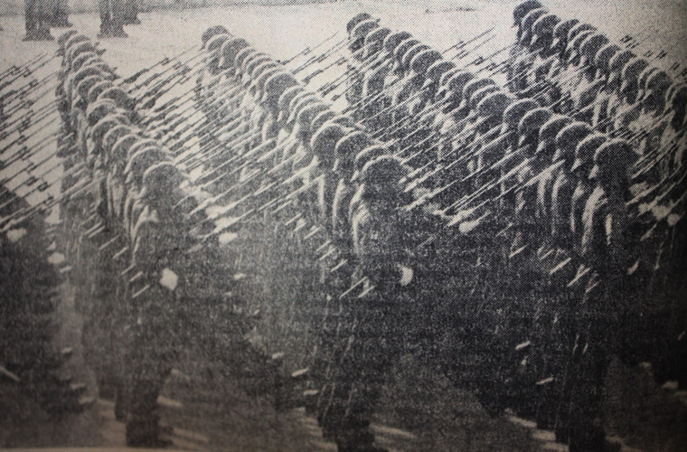 Đây là cuộc diễu binh mừng chiến thắng thống nhất đất nước và cũng là cuộc diễu binh đầu tiên mừng Bắc - Nam về chung một nhà. Nguồn ảnh: TL.