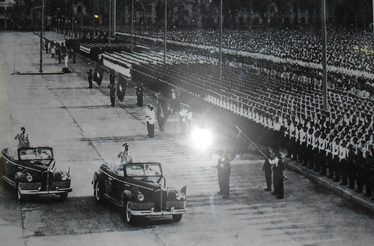 Tới quốc khánh năm 1975, một cuộc diễu binh với quy mô lớn khủng khiếp khác đã diễn ra. Nguồn ảnh: TL.